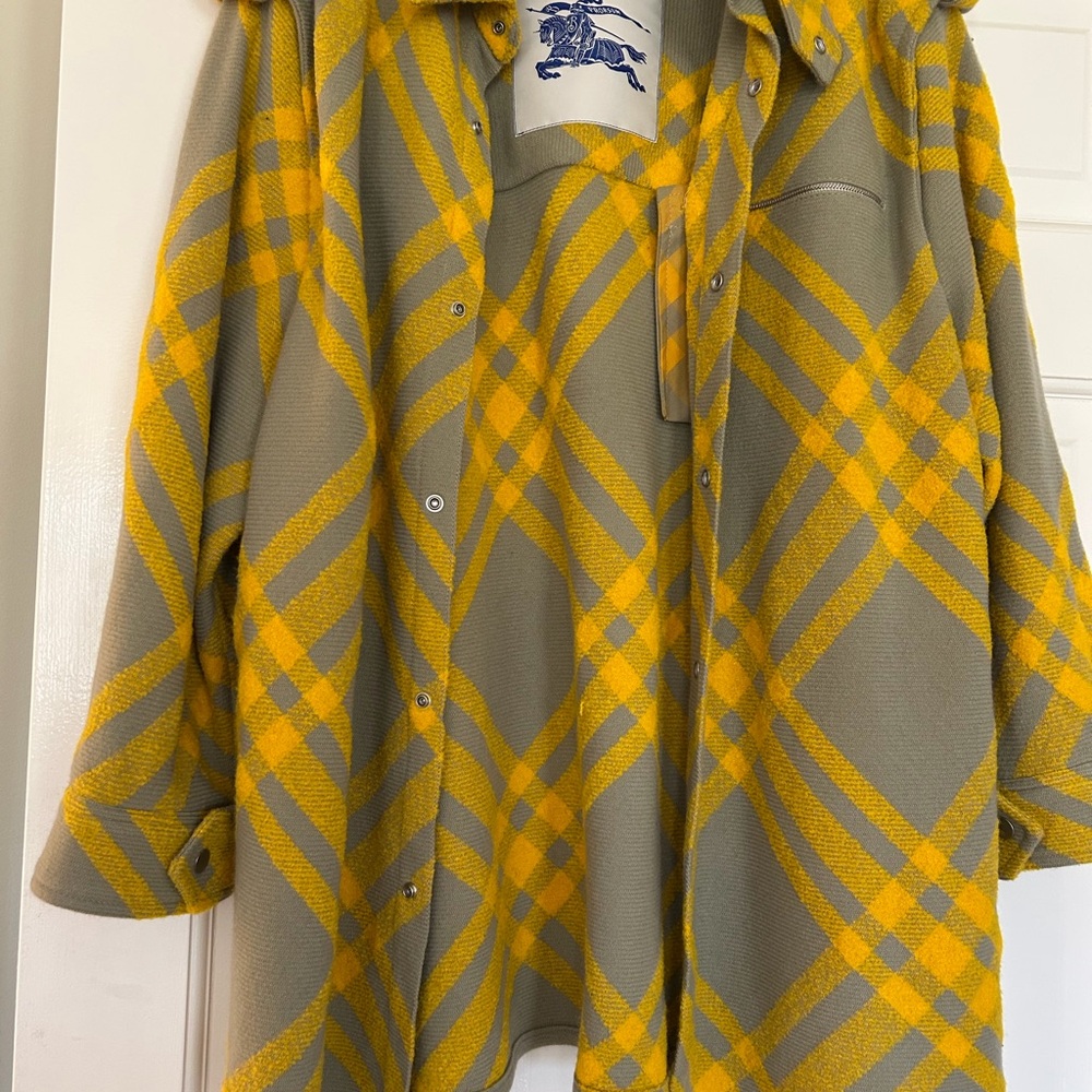 Burberry White Tag with Navy Knight Logo